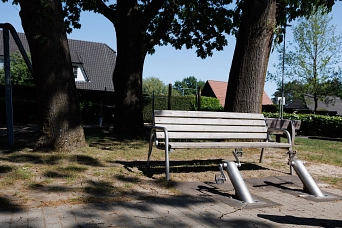 Spielplatz Drei Eichen Bank.jpg