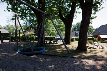 Spielplatz Drei Eichen Schaukel.jpg