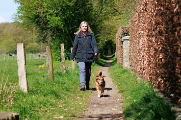 Weg neben Hof Lütjensee mit Hund